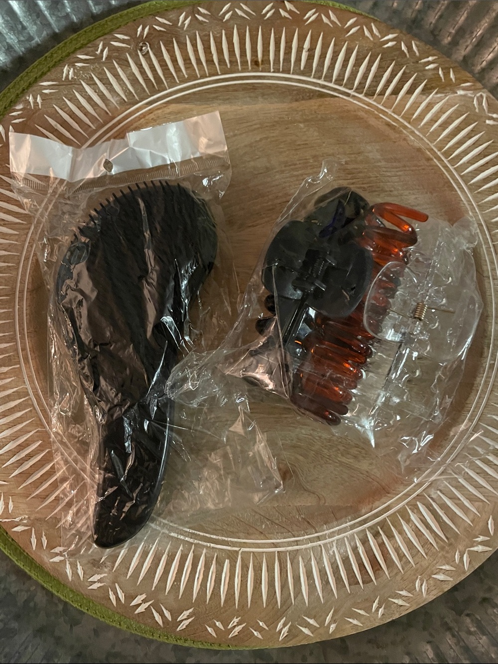 Hair De-tangler and Hair Clip Set
